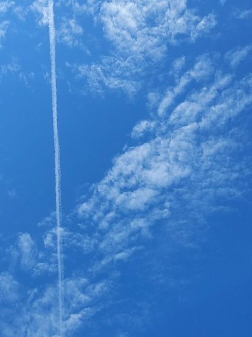 飛行機雲。