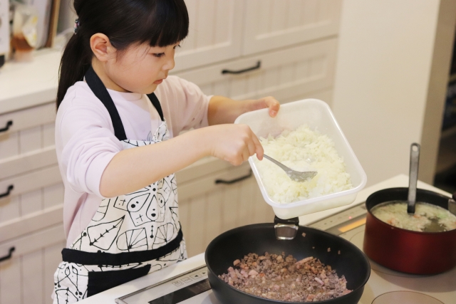 料理する子供